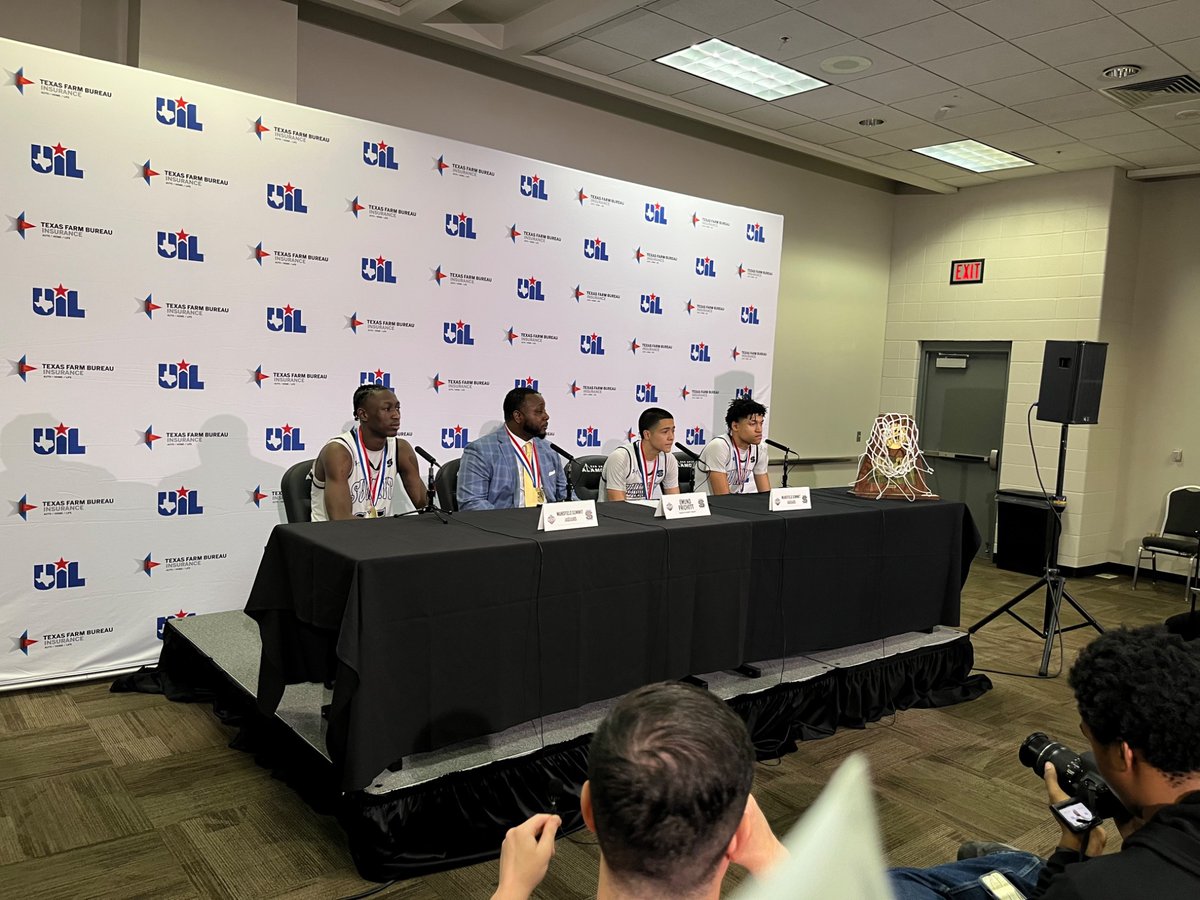 Congrats to Coach Edmonds on his first and the school’s first boys basketball title <a href="/JunitBasketball/">M.Summit Basketball</a> well deserved. 💯#RepDaMetroplex25 Continue the state domination <a href="/uiltexas/">Texas UIL</a>