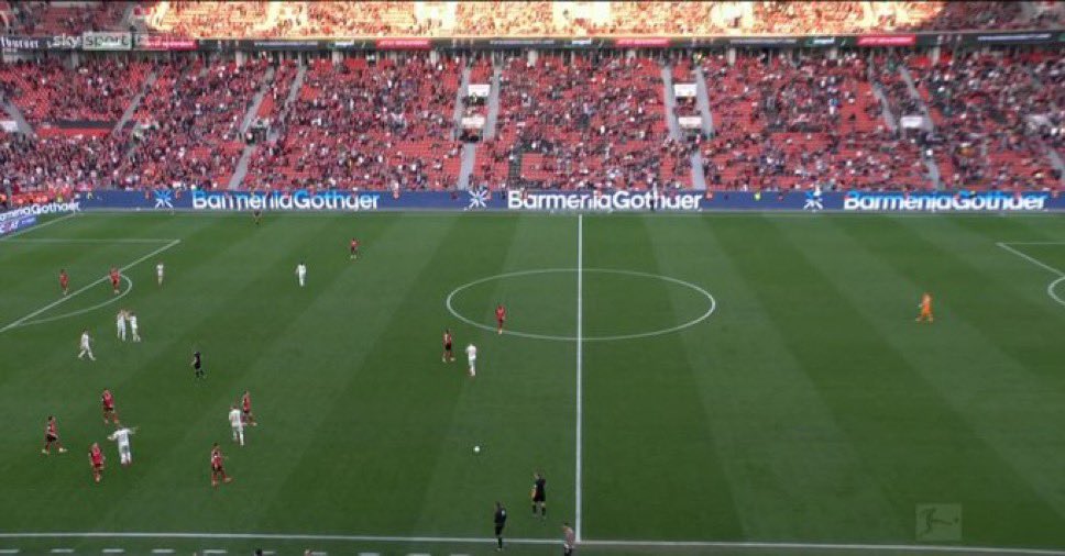 bild ist von gestern, 2 minuten vor abpfiff. zeigt den charakter dieser erfolgsfans (95% aller Pillen): verwöhnt, seelen- und emotionslos

da verliert man einmal gegen Fischbrötchen Bremen und dann ist das ganze Stadion beim Abpfiff halbleer - couldn’t be my club