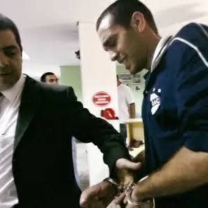 BrunnoPrado_'s tweet photo. Leandro Desábato, treinador do Grêmio no GreNal de hoje, preso por racismo em 2005

Só trago informações https://t.co/iQczdgaIJd