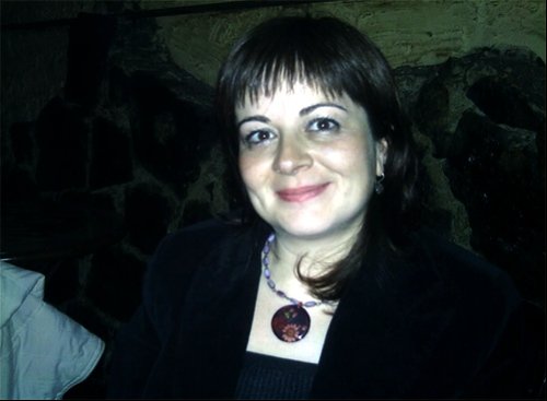 Renklerinden hiç pişmanlık duymayan, siyah beyaz bir kadınım ben. 

Eski şarkıları, masalları ve yağmuru çok seven.

Didem Madak