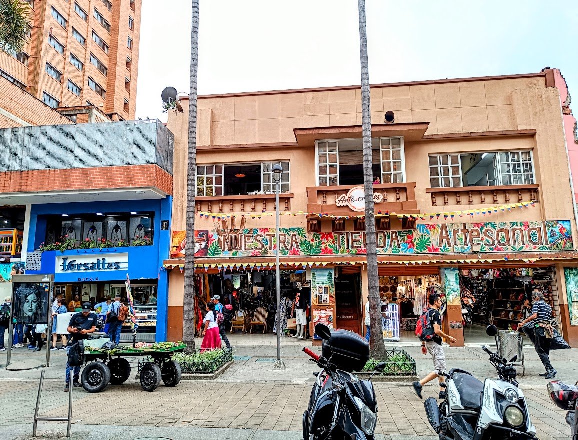 El muy familiar Paseo Junín, con su Salón Versalles y otros establecimientos.