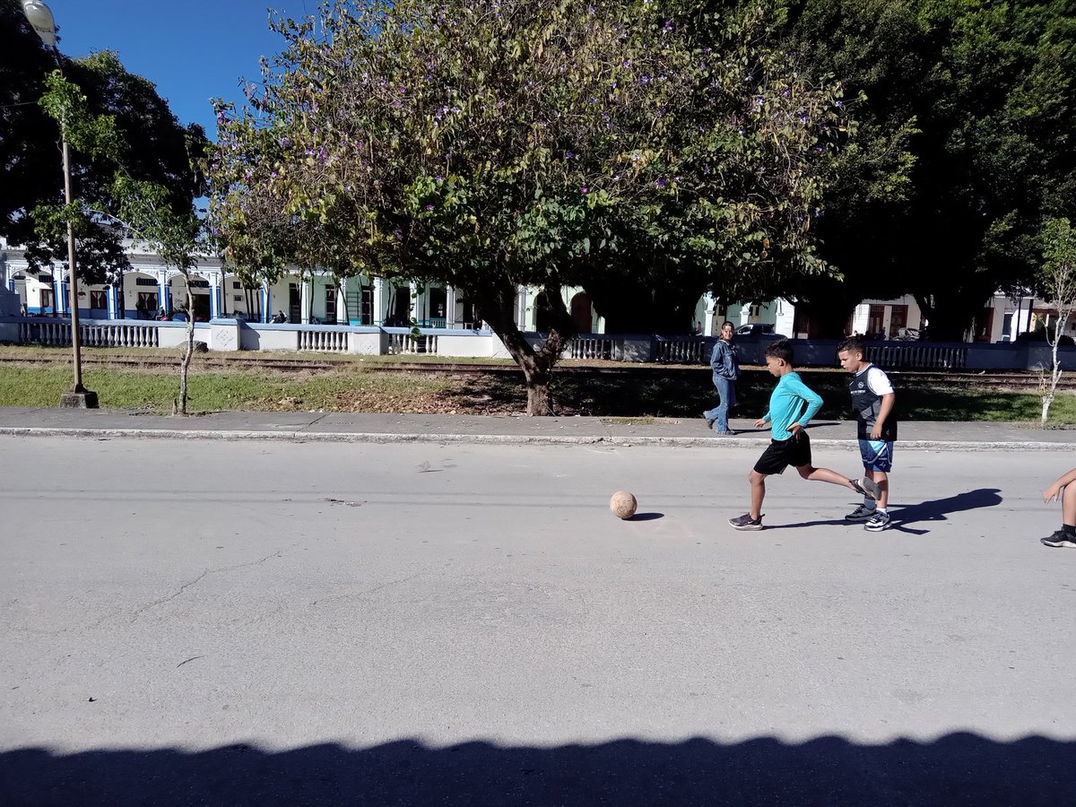 UJCVC1's tweet photo. 🙋‍♂️🇨🇺Unión de Jóvenes Comunistas en el municipio de Camajuaní realizó actividad Comunitaria "Con tó pal barrio", de conjunto con el🏀 INDER, la🙋‍♀️ FMC y
💃Cultura  en conmemoración al 63 aniversario de la UJC y el 64 de la OPJM . 

   #UJCdeCuba #SiempreJoven #JuntosPorVillaClara https://t.co/lhyVi20Pza