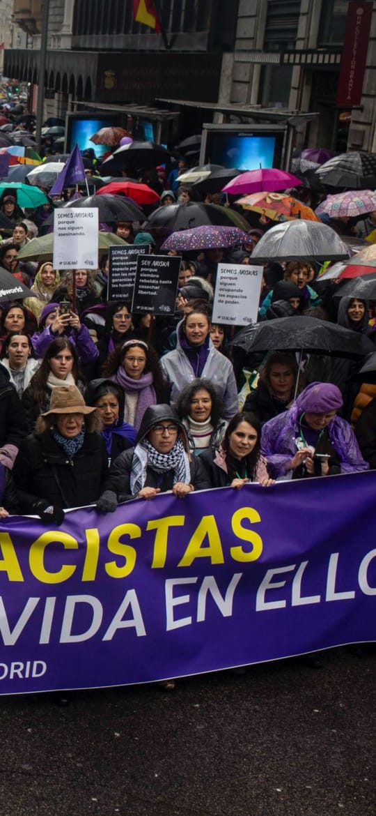 Feministas antirracistas en las calles: nos va la vida en ello

Hoy, bajo la lluvia y con el corazón encendido, marchamos juntas por un feminismo que no deja a nadie atrás. Mujeres diversas, luchadoras, con nuestras historias, nuestras resistencias y nuestras voces