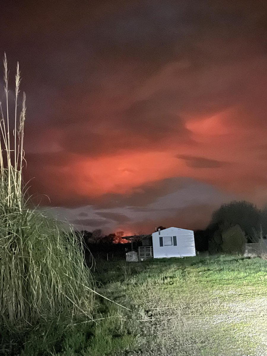 🔴 En direct

Un #feu de végétation est en cours sur la commune de #SaintLaurentDeGosse [#Landes - 40]

©️ Photo Quentin René-Corail 

Évitez le secteur.
Facilitez l’accès aux services de secours.

⤵️ Suivis :
association-psfdf.fr

#incendie #FeuxDeForêt #GIFF #PSFDF #SDIS40