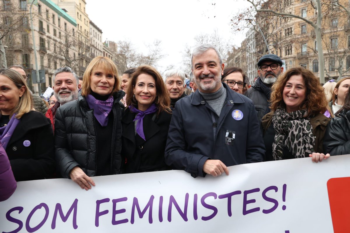 Avui a la manifestació a Barcelona. Aquest 8M és un dia per a reivindicar un futur on totes les nenes i dones puguin créixer i viure en igualtat. Pels drets de les dones, ni un pas enrere. 

Som socialistes, som feministes. 

#8M