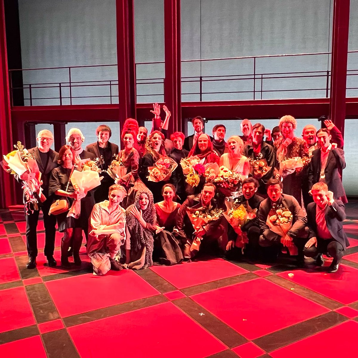 Фото по окончании сегодняшнего, второго премьерного представления оперы Умберто Джордано «Андре Шенье» в постановке Александра Тителя под управлением Пьетро Маццетти на сцене Музыкального театра.

(Фото: @ Сергей Родионов.)