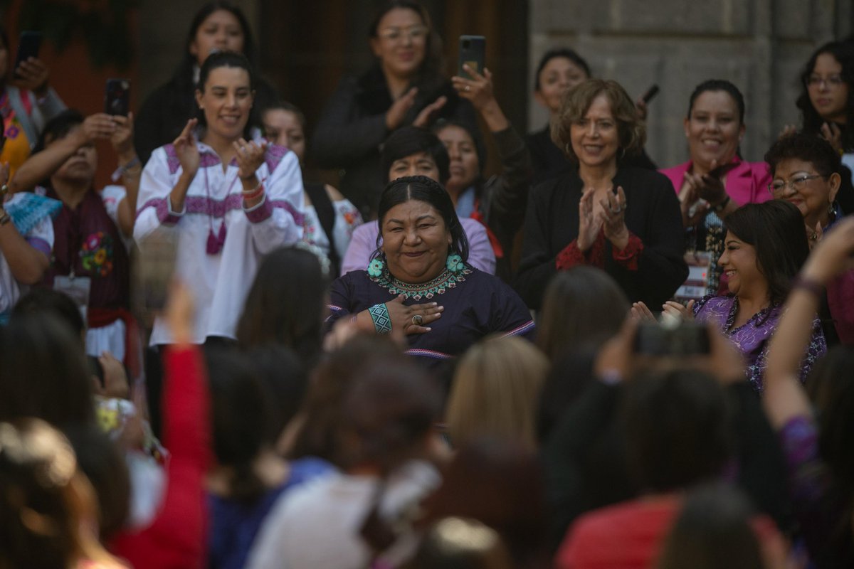 ClaudiaOliviaM's tweet photo. Este #8M acompañamos a nuestra presidenta @Claudiashein en la conmemoración del #DíaInternacionalDeLaMujer. Presidenta Claudia Sheinbaum, agradezco su confianza, mi gratitud por hacer de este 2025 el Año de la Mujer Indígena; sin duda, su ejemplo inspira. Continuemos avanzando todas juntas en la construcción de un mejor México, donde la igualdad sea una realidad y los derechos de todas las personas sean ejercidos sin discriminación.
#EsTiempoDeMujeres