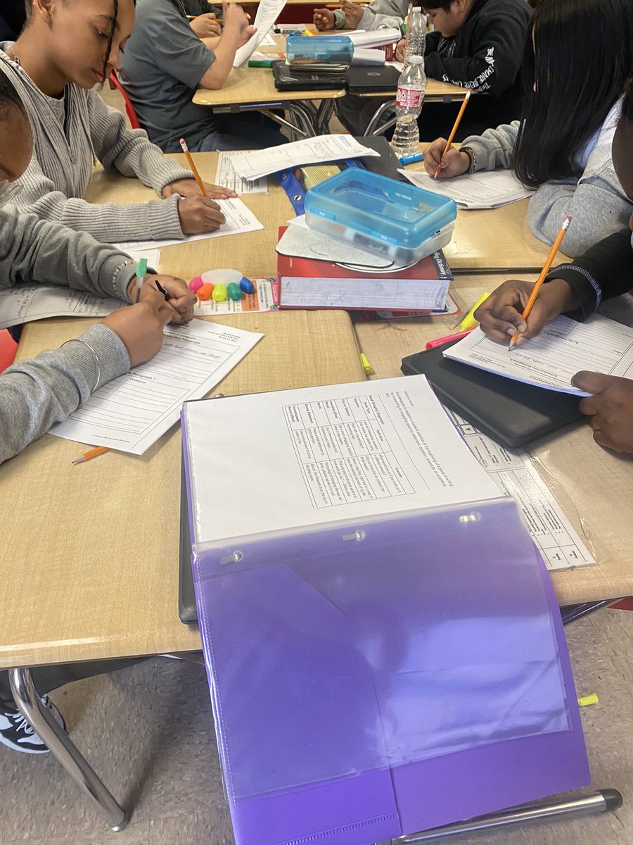 innov8educator's tweet photo. It was a fantastic Friday @PaulRevereMS !! ECRβs in progress! My students will achieve! Letβs get it Patriots! You CAN and you WILL excel!π #6thgradeELA #makingexcellenceahabit https://t.co/1nJbtG62fz
