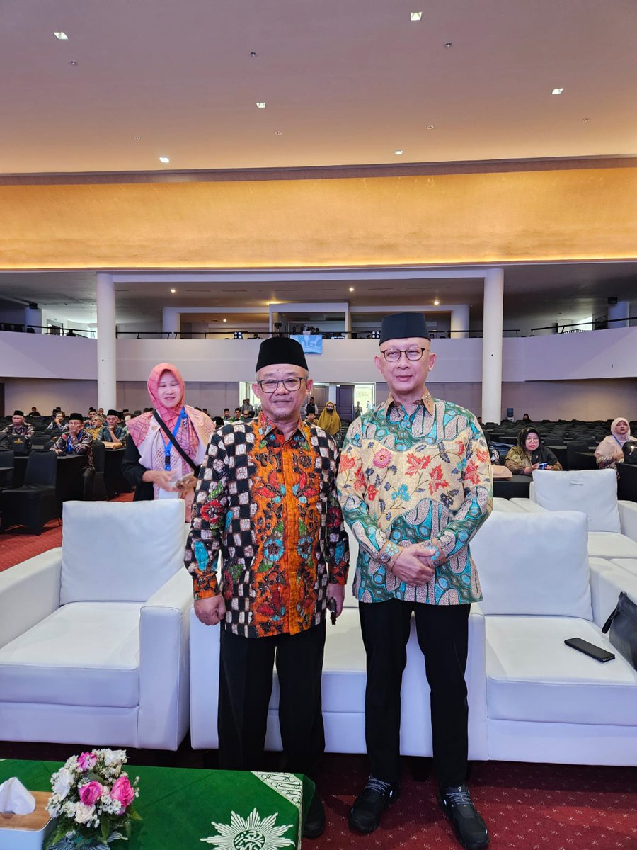 Abe_Mukti's tweet photo. Bersama Pak Ismet Wibowo. Cucu Ir. Djuanda. Kami menonton film Djuanda; pahlawan nasional, kader Muhammadiyah yang berhasil memperjuangkan Indonesia sebagai negara kepulauan. https://t.co/hZ3Tqgrmaz