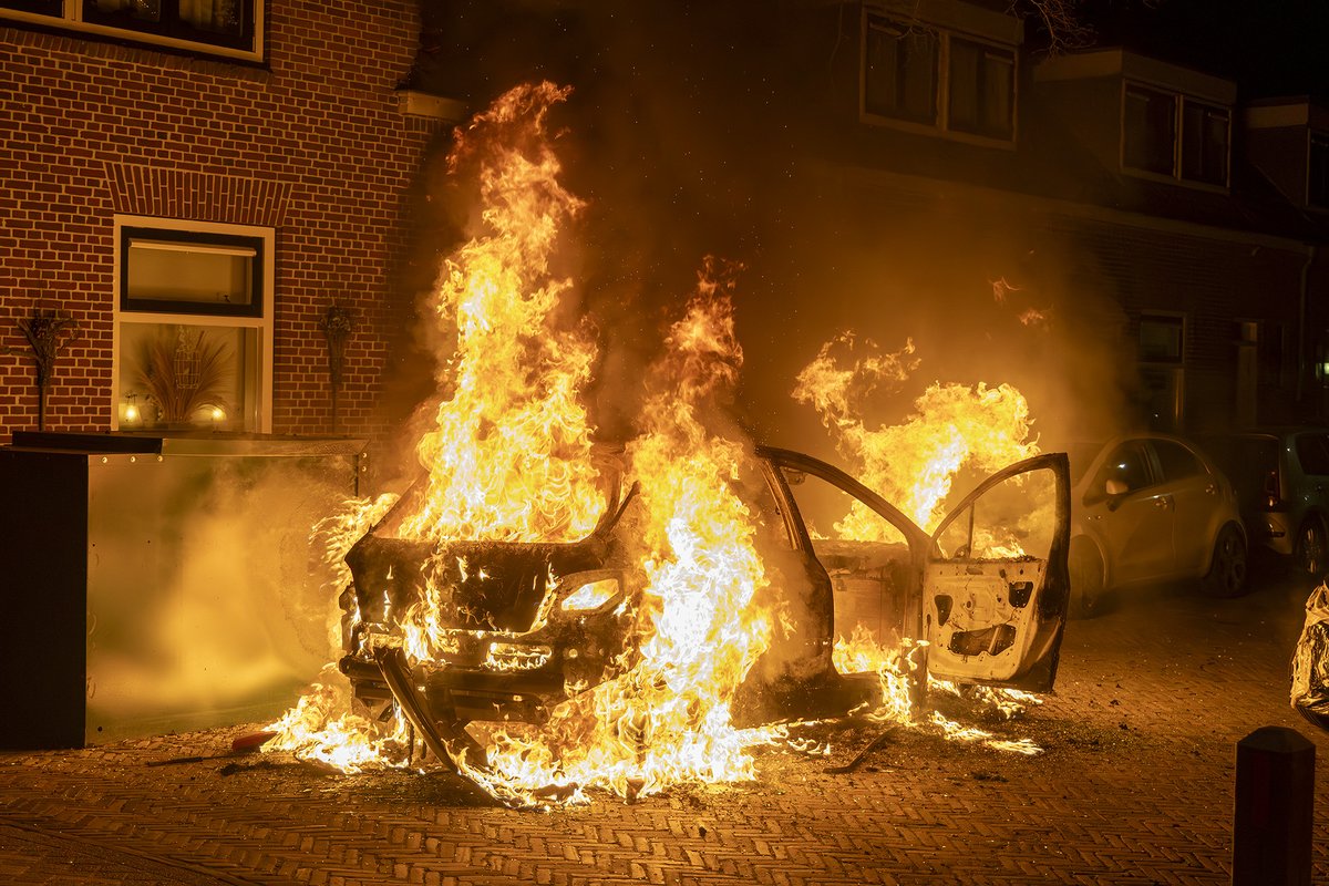 Uitslaande autobrand in Haarlem met politie-inzet