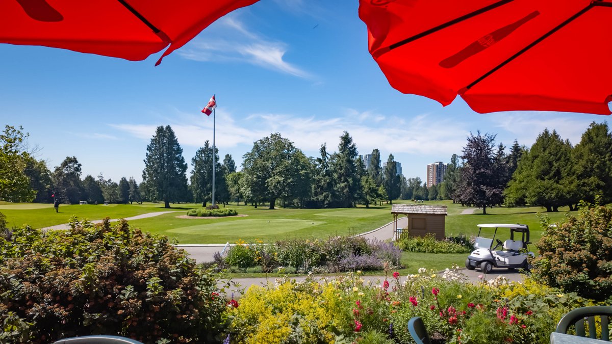 VanParksGolf's tweet image. The Championship course clubhouses are now open daily from 10 am to 5 pm. Stop by for a pre- or post-round meal or relax on the patio with scenic course views. Enjoy locally sourced food, BC craft beers, and seasonal produce from our on-site gardens.

#dine #view #golf @ParkBoard