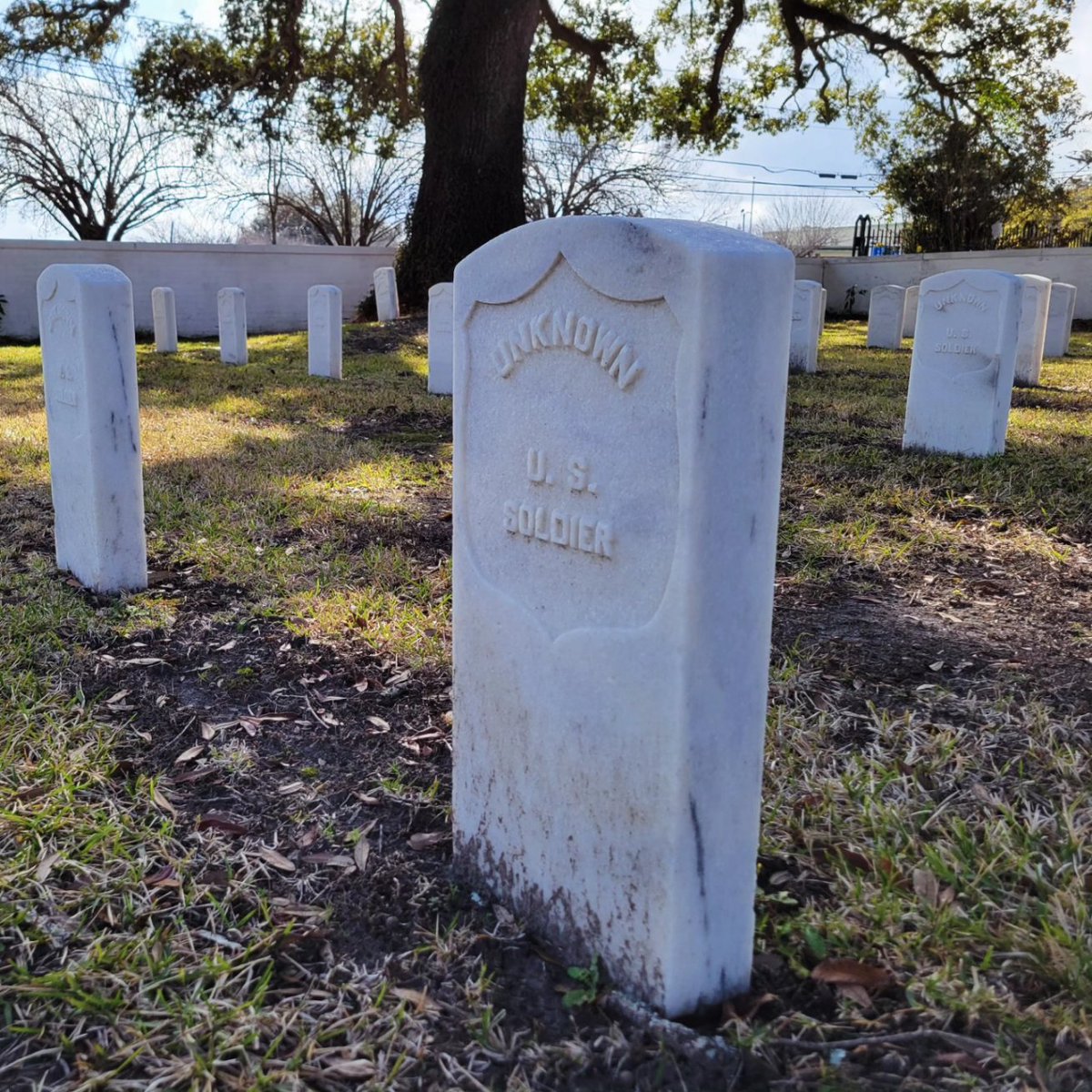 sarahkaybierle's tweet photo. Mobile National Cemetery was established in 1865 and is the final resting place for many Union soldiers and sailors who died in the regions battles or while on duty in camps, forts, or occupation.
#nationalcemetery #findinghistory https://t.co/Jfu08LgkBI