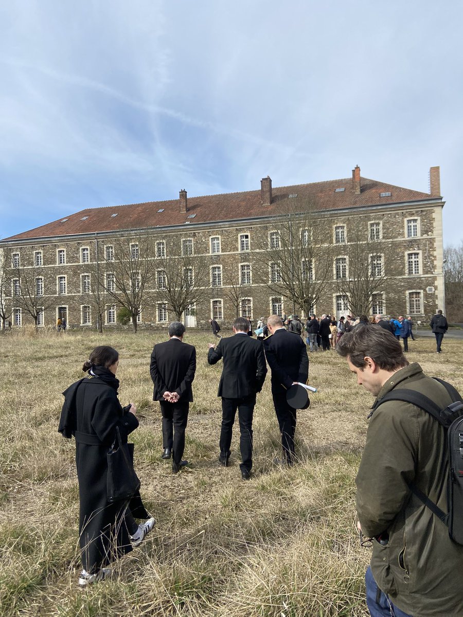 🪻Présent ce matin aux #Lilas avec le <a href="/PSlesLilas/">lessocialistesdeslilas</a> et <a href="/LionelBenharous/">Lionel Benharous</a> pour commémorer les femmes résistantes et en déportées.

À l’occasion du #8Mars nous devons nous rappeler de toutes celleux qui nous ont précédé dans les combats féministes.

La lutte continue pour l’égalité