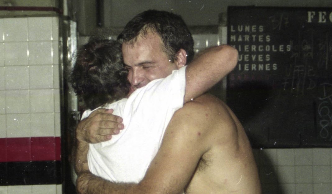 enemigodelsilen's tweet image. Gracias Marcelo por tantas alegrías, por la escuela que formaste en Newell’s, por el día del padre leproso y por esos gloriosos años.

Aniversarios como los de hoy son especiales para recordar que seguís siendo el máximo ídolo de esta institución, y por lejos.

Salud, Loco.