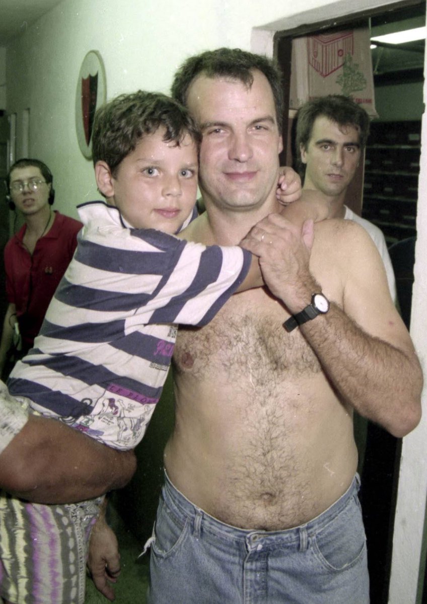 enemigodelsilen's tweet image. Gracias Marcelo por tantas alegrías, por la escuela que formaste en Newell’s, por el día del padre leproso y por esos gloriosos años.

Aniversarios como los de hoy son especiales para recordar que seguís siendo el máximo ídolo de esta institución, y por lejos.

Salud, Loco.