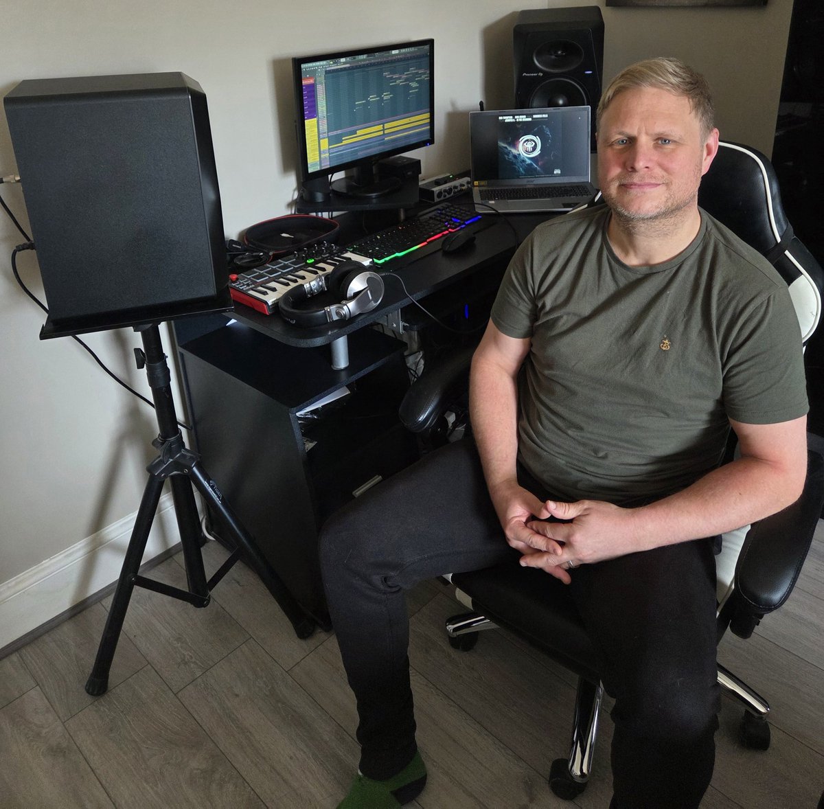 Bit of a nightmare with getting the first release released on Beatport last Friday but it's finally there now 🙌 

Dan Thompson &amp; Sam Brown Feat Jennifer K - In The Beginnjng

Go on... Grab ya self a copy 😜
beatport.com/release/in-the…

#trance #trancefamily #techno #album #release