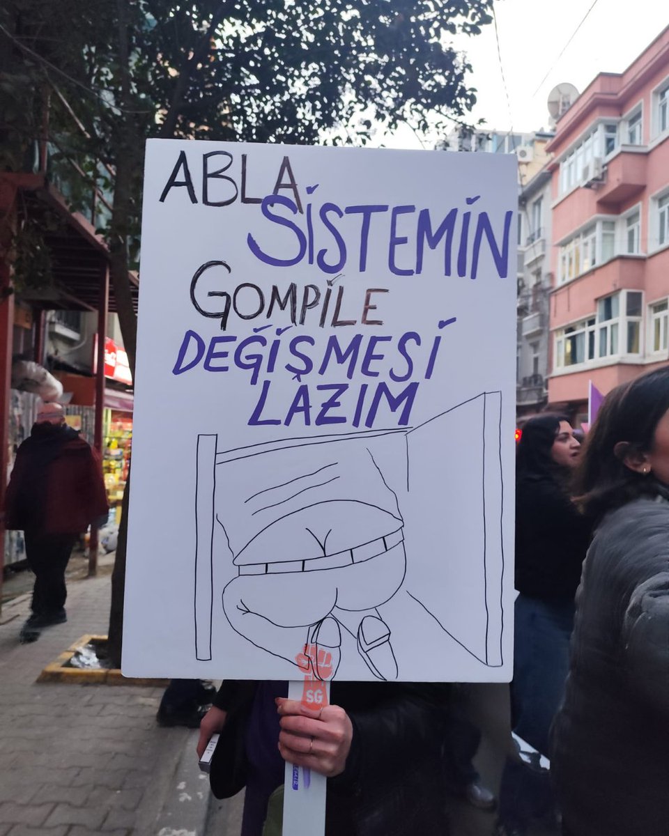 Sıraselviler'de bir pankart:

"Abla, sistemin gompile değişmesi lazım."