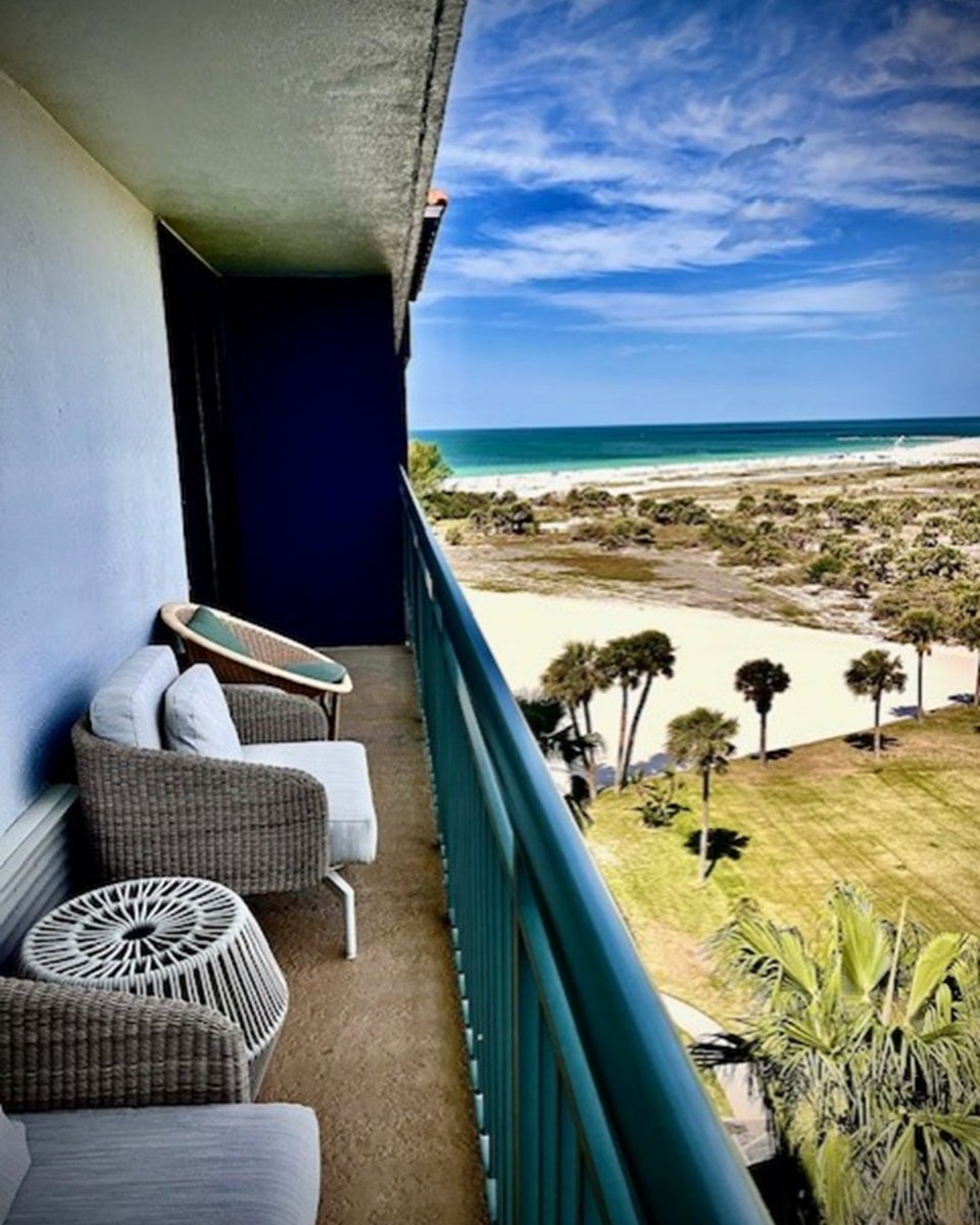 Ready for the perfect afternoon? Our newly renovated suites offer a pristine balcony view, perfect for sipping a cocktail or getting lost in a good book. Let the natural beauty of the Gulf and nearby Sand Key Park work their magic as you unwind in paradise.