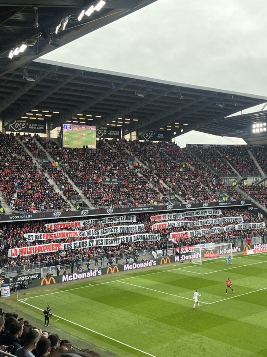 ActuL1_'s tweet photo. Un festival de banderoles de la part des Ultras rennais ❤️🖤

(@ArthurPerrot) https://t.co/WX7EmWwcG2