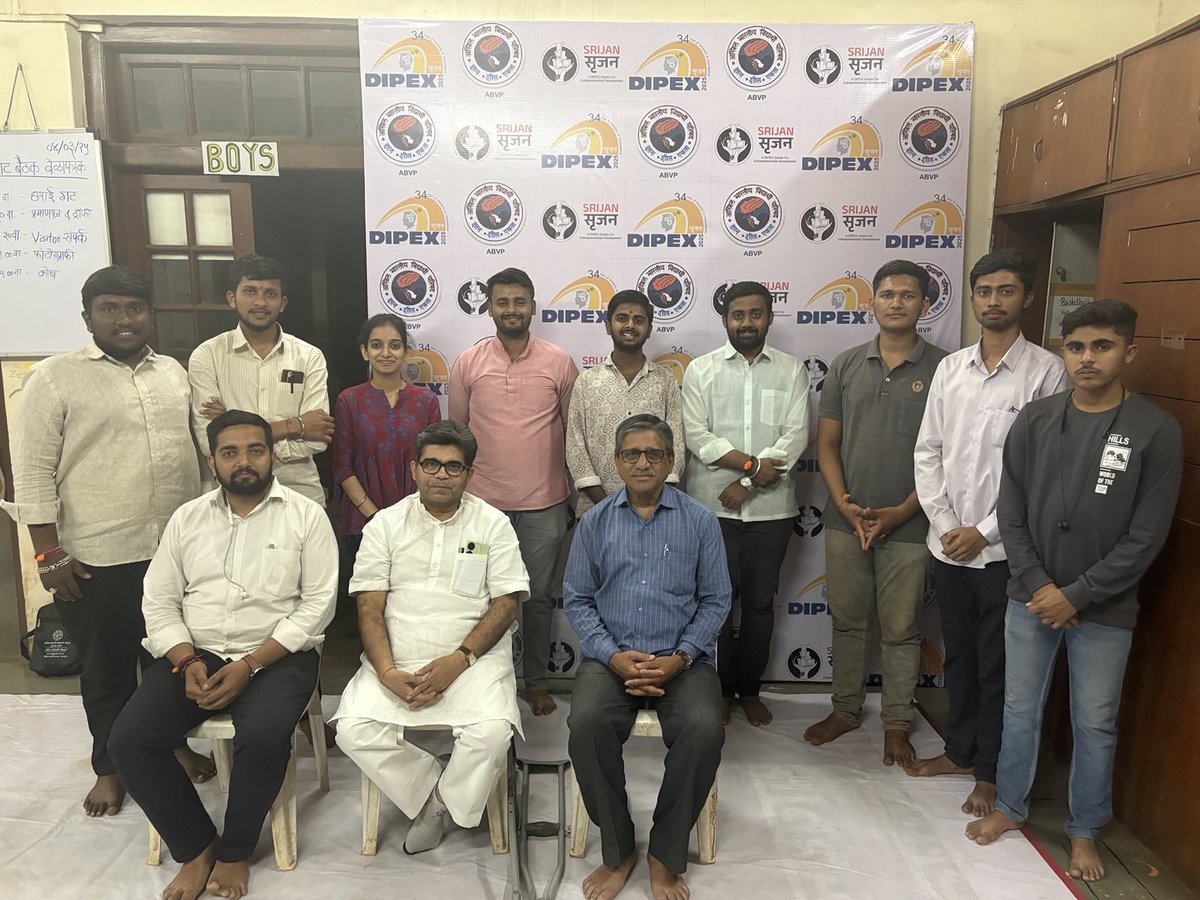pvsathesir's tweet photo. आज पुणे में प्रा संजय सत्यार्थी सर का आना हुआ पुणे में होने वाले Dipex 2025 के कार्यालय में सर आए थे सर ने कार्यकर्ताओं से वार्तालाप किया और बहुत अच्छा मार्गदर्शन किया ⁦@ABVPGujarat⁩ ⁦@nidhitripathi92⁩ ⁦@GITESH_D⁩ ⁦@ABVPVoice⁩ https://t.co/lFsDwL0HfY