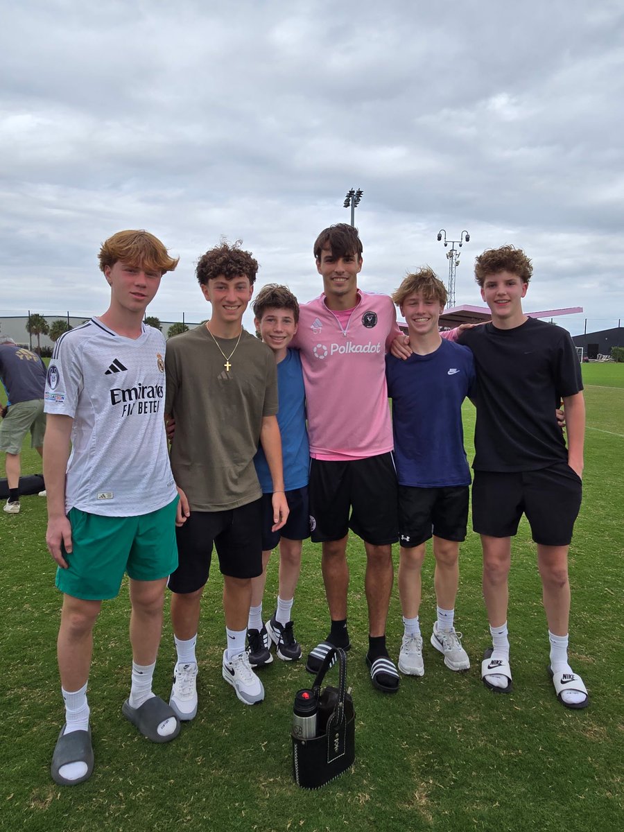 A few of our Boys 2009 Elite players with the Inter Miami (The Argentinian) player in Florida. 

#westoncup #fc1academy #soccer #intermiami #fc1champs