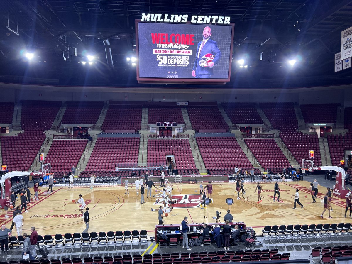 Good morning UMass Twitter!

It is UMass senior day! The Minutemen (12-18, 7-10) prepare to take on Sister Jean’s Loyola Chicago Ramblers (20-10, 11-6) 

Myself, <a href="/JonathanDChar/">Jonathan Charlier</a> and <a href="/dckaminski/">Dylan Kaminski</a> will have the call at 12:30 on 91.1 WMUA on your radio dials or at the link below.