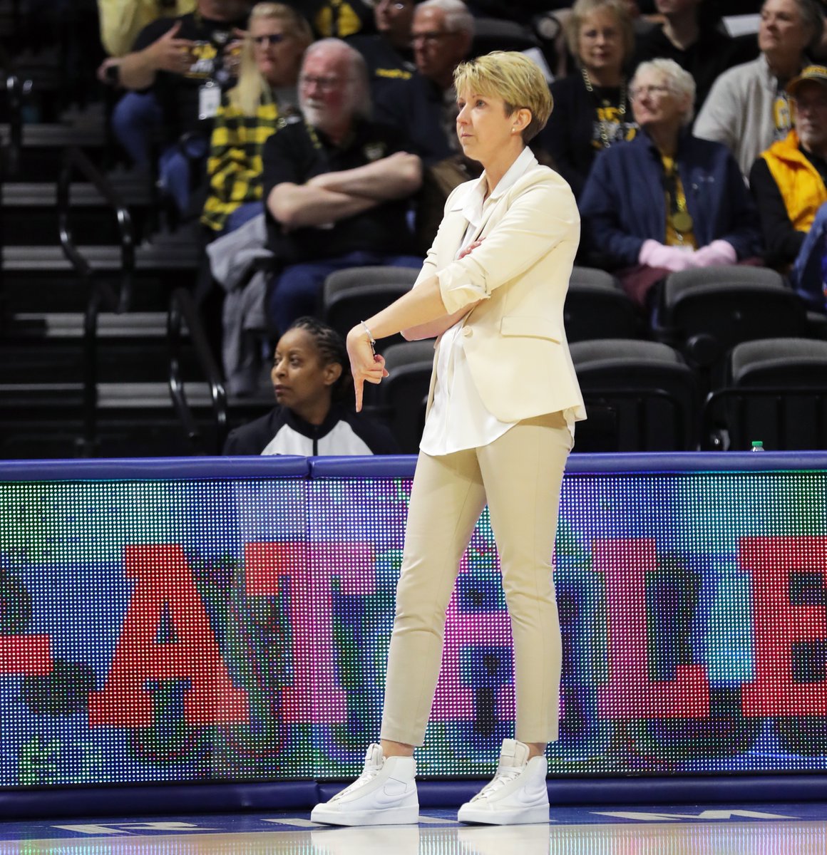 Happy 𝑰𝒏𝒕𝒆𝒓𝒏𝒂𝒕𝒊𝒐𝒏𝒂𝒍 𝑾𝒐𝒎𝒆𝒏'𝒔 𝑫𝒂𝒚, MIAA Nation! 

Today's semifinal matchups of the 2025 MIAA Women's Basketball Championship will feature all female head coaches for the first time in tournament history. 

#MIAAMadness x #BringYourAGame