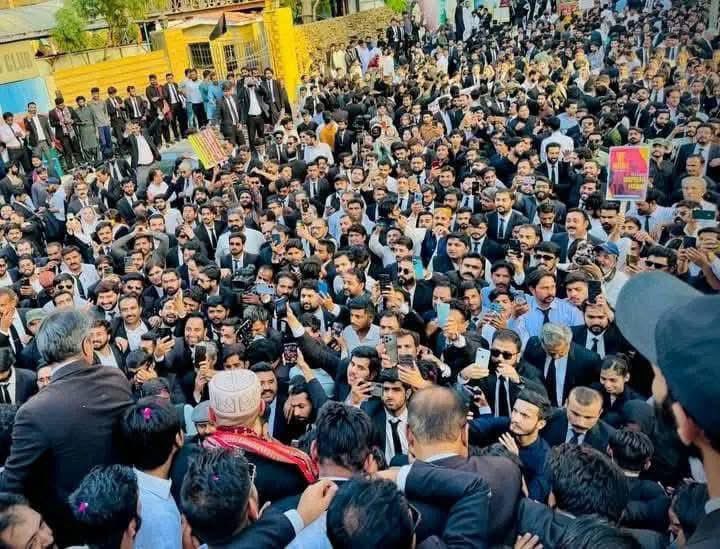 Sindhi lawyers rejected Cholistan Canal and army owned corporate farming (greed) during protest in #Karachi today 
Lawyers in Sindh have written new chapter in Sindh’s political movement, above and beyond party affiliation, they have come to other to Save our River, massive