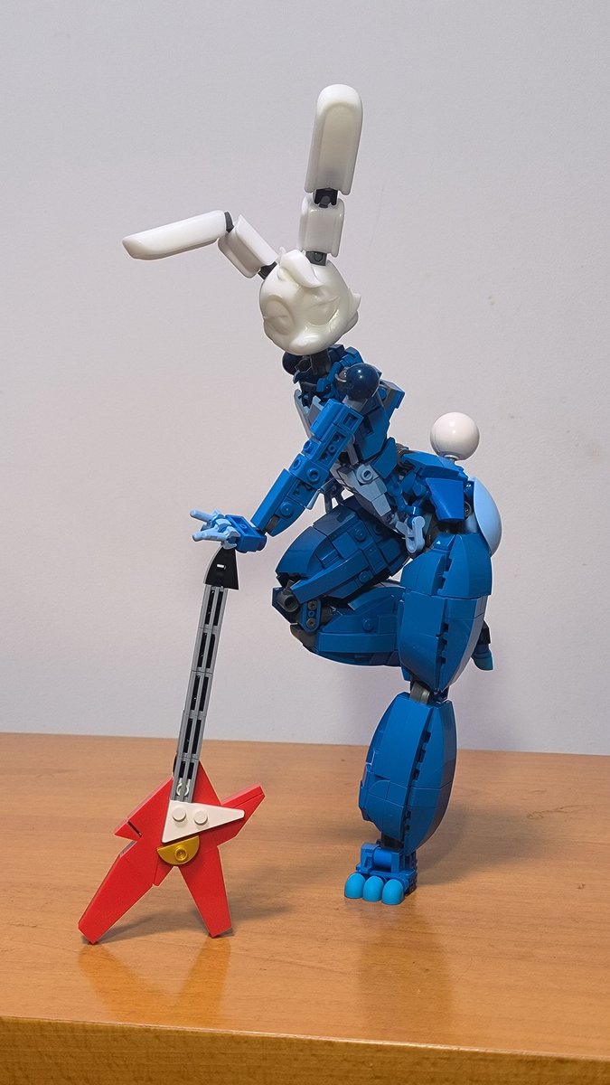 Toy Bonnie（I suddenly realized that he didn't need a box to support him in this pose）

#fnaf #legomoc #Toybonnie #fnaf2 #handmade  #game