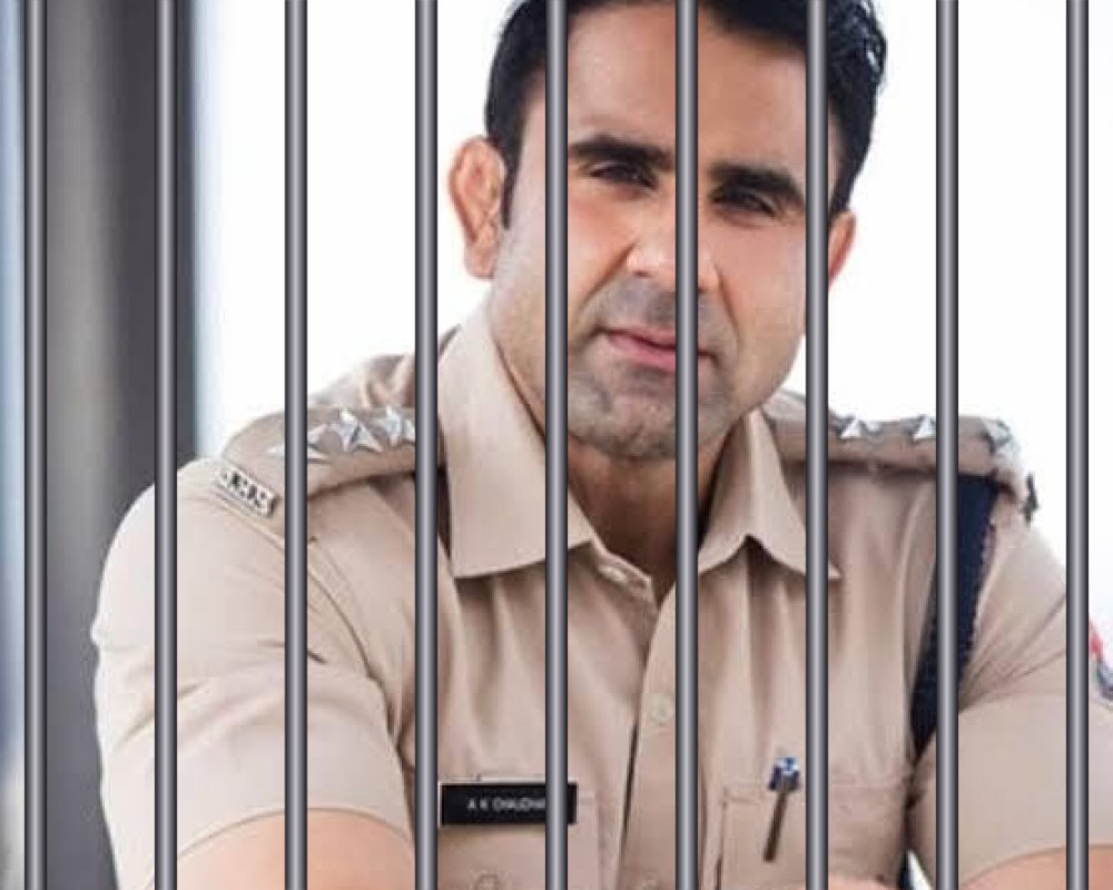 पहलवान कोटे से भीख में मिली नौकरी को छीन कर अनुज चौधरी को जेल में डालना चाहिए। 

पुलिस के पद पर रहते हुए संविधान का उल्लंघन करना गंभीर जुर्म है. 

सभी लोग ट्रेंड में मदद करें. 

सुन लो अनुज चौधरी, आज जितना उछल रहे हो, सरकार बदलने पर उतना ही पछताओगे.!!

#ArrestAnujChaudhary