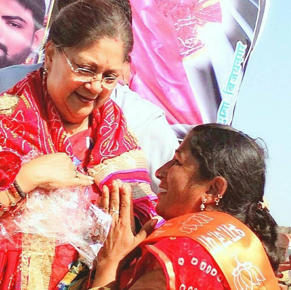 RekhaAjmera1's tweet photo. भारतीय जनता पार्टी की राष्ट्रीय उपाध्यक्ष एवं पूर्व मुख्यमंत्री राजस्थान @VasundharaBJP जी को जन्मदिन की हार्दिक शुभकामनाएं। 

ईश्वर आपको सदैव स्वस्थ रखें, दीर्घायु हो!
#vasundhararaje https://t.co/7u783zKWgQ