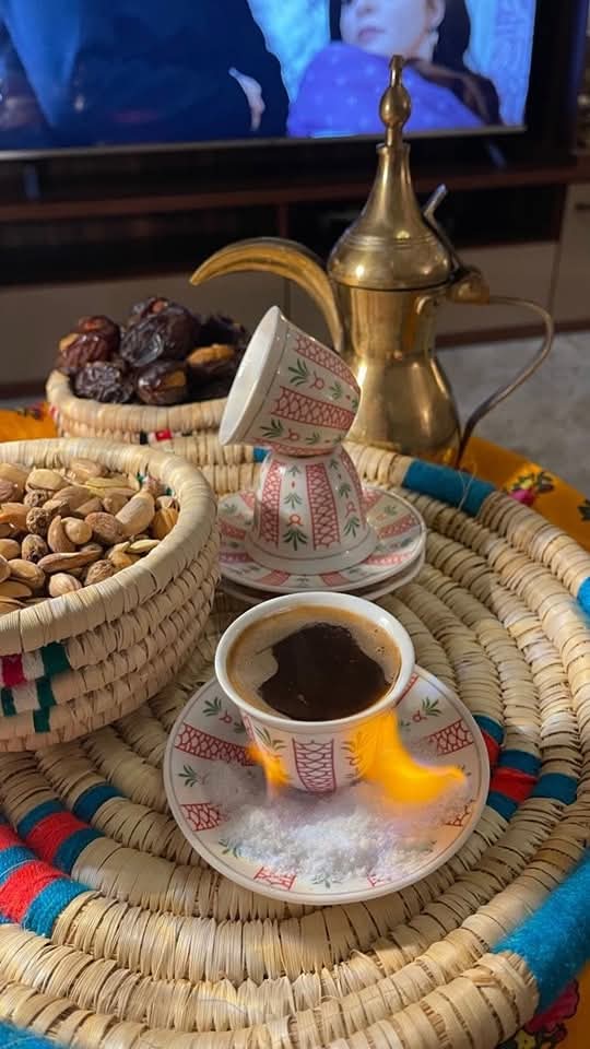 "مَا بَعْدَ الْإِفْطَارِ لَيْسَ وَقْتًا عَادِيًّا، إِنَّهُ مَوْعِدُ القَهْوَةِ وَحِكَايَاتِ المَسَاءِ." ☕🤎