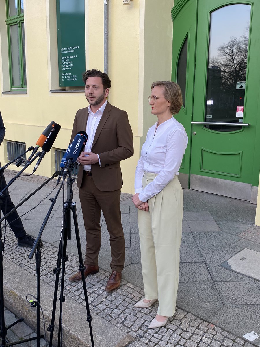 Julian Olk (@olk_julian) on Twitter photo Grüne on 🔥. Scharfe Kritik an Sondierungsergebnissen von Union & SPD. „Gift für unser Land“, sagt <a href="/fbrantner/">Franziska Brantner</a>. Notwendige Zustimmung zum Milliardenpaket jetzt noch mehr auf der Kippe, so <a href="/fbanaszak/">Felix Banaszak</a>: „Von einer Zustimmung sind wir heute weiter entfernt als in den letzten Tagen.“ Grüne on 🔥. Scharfe Kritik an Sondierungsergebnissen von Union & SPD. „Gift für unser Land“, sagt <a href="/fbrantner/">Franziska Brantner</a>. Notwendige Zustimmung zum Milliardenpaket jetzt noch mehr auf der Kippe, so <a href="/fbanaszak/">Felix Banaszak</a>: „Von einer Zustimmung sind wir heute weiter entfernt als in den letzten Tagen.“