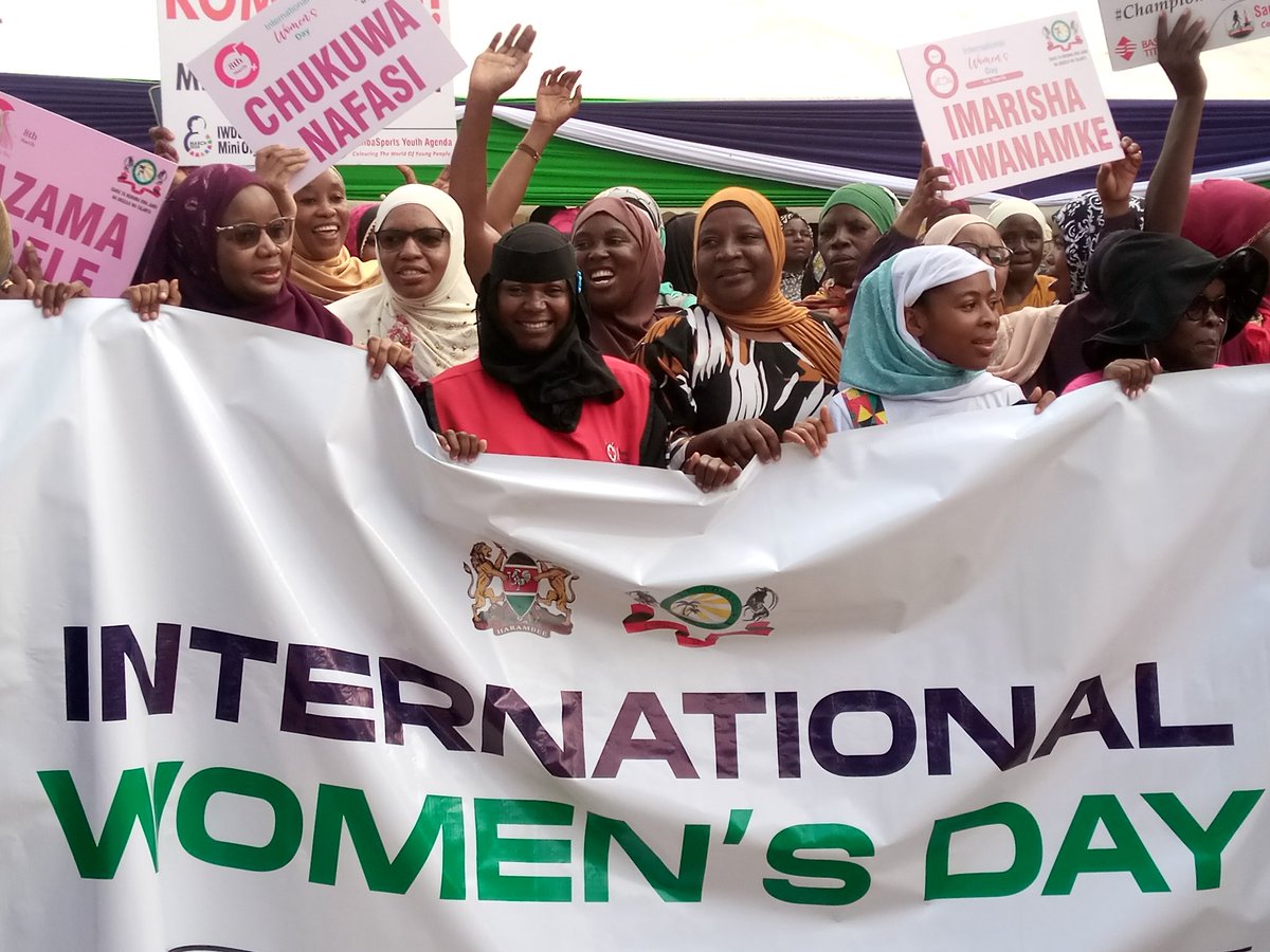 RedcrossKwale's tweet photo. Shirika la msalaba mwekundu tawi la kaunti ya Kwale limejiunga na wakenya wengine kusherehekea siku ya kina mama ulimwenguni "International Women's day" iliyoandaliwa mjini Kinango.

Maafisa wa msalaba mwekundu wamekuwa mstari wa mbele kukaribisha wageni tofautitofauti (ushering) https://t.co/vUg5uV98ru
