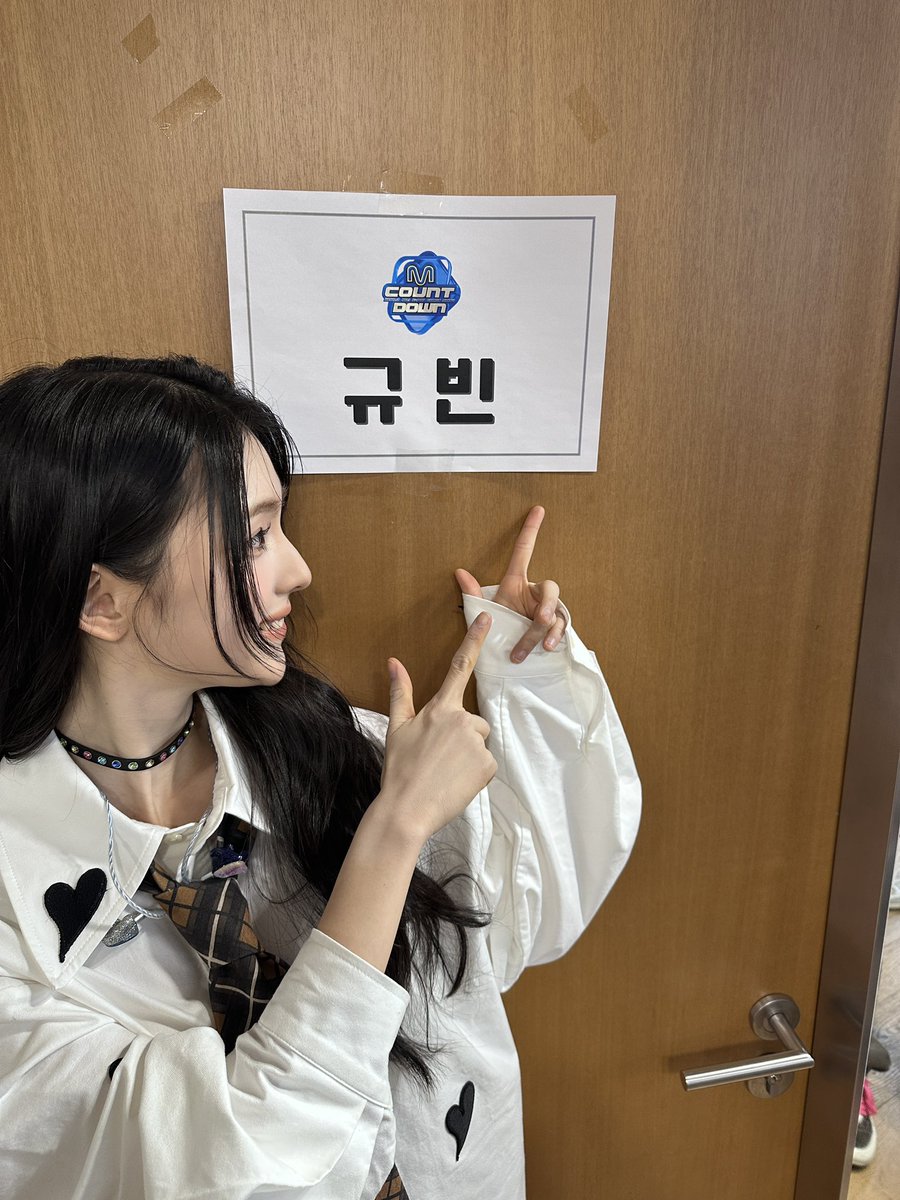 Gyqubin's tweet image. 데뷔 무대 때와는 또 다른 감정이었어요. 그때는 모든 것이 새롭고 떨렸다면, 이번에는 직접 만든 곡을 무대에서 선보인다는 설렘과 책임감이 더 크게 느껴졌어요. ﹙💭﹚  naver.me/54LPne12   ⋆