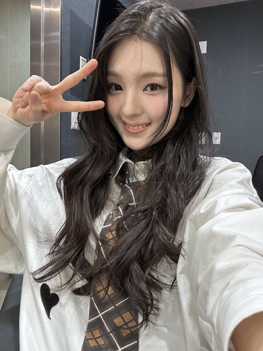 Gyqubin's tweet image. 데뷔 무대 때와는 또 다른 감정이었어요. 그때는 모든 것이 새롭고 떨렸다면, 이번에는 직접 만든 곡을 무대에서 선보인다는 설렘과 책임감이 더 크게 느껴졌어요. ﹙💭﹚  naver.me/54LPne12   ⋆