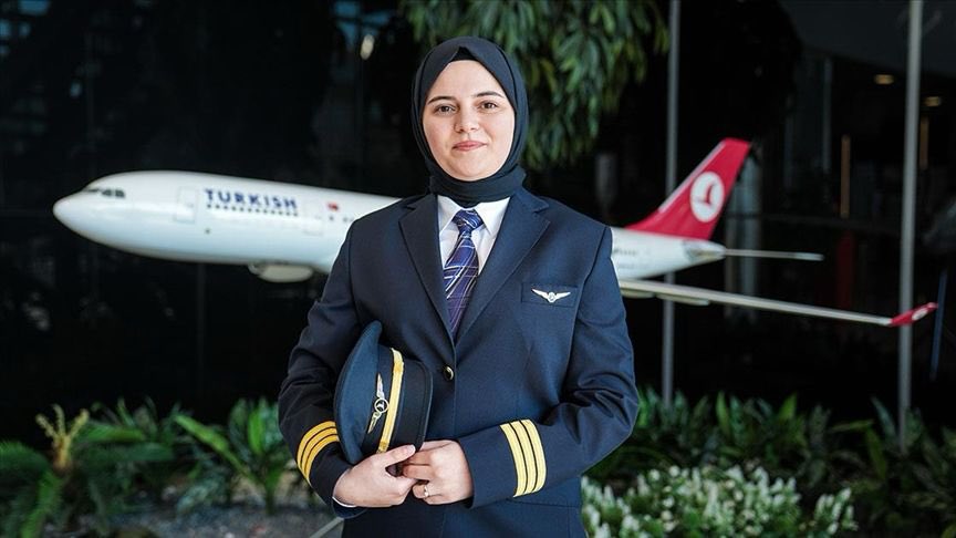 misvakcaps's tweet photo. Başörtülü ilk kadın Pilot Hatice Kübra Erekli !

Annesinin gösterdiği ilanla Türk Hava Yollarında pilotluk kariyerine başlayan Hatice Kübra Erkekli:

''Ailem için pilot olmam büyük bir gurur kaynağı oldu''

Üniversiteden mezun olup yüksek lisansımı tamamladıktan sonra THY'nin yetiştirilmek üzere 2'nci pilot aday adayı ilanıyla annemin vesilesiyle karşılaştım.

Gerekli şartları karşılıyordum. Mesleğin benim için uygun olduğuna da karar verince başvuru yaptım

Bir kadın pilot olarak çok zorluk yaşadığımı söyleyemem. Hemcinslerimi de bu konuda teşvik etmek isterim. Çünkü kadın ya da erkek değil, iyi bir pilot olmak önemli. Herkes bu mesleği yapabilir.