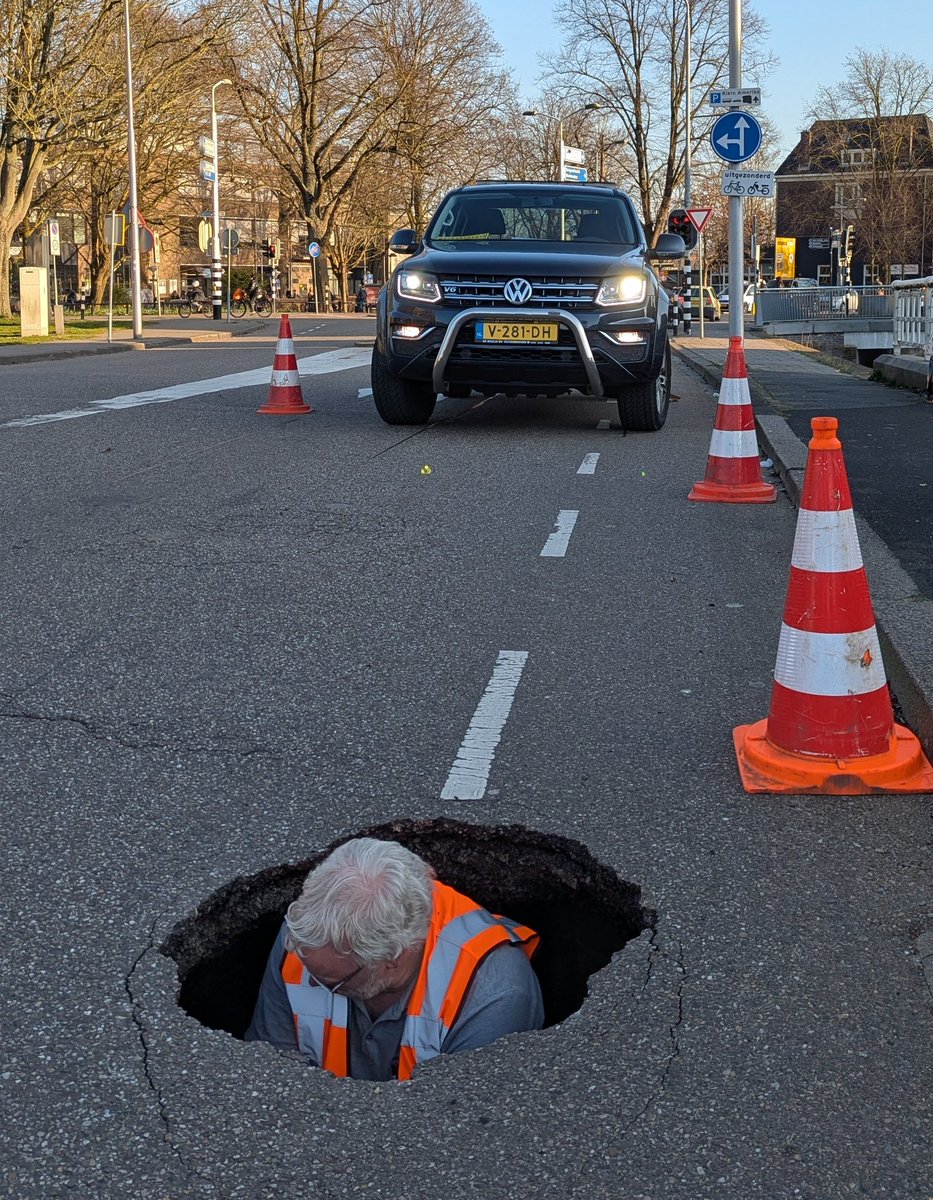Er is een sinkhole ontstaan op de Blekerssingel ter hoogte van de Blekersburg. Er is 1 rijbaan afgesloten (richting noord ➡️ zuid). Hulpdiensten en bussen kunnen er in beide richtingen langs. Er worden verkeersregelaars ingezet. Het is onbekend hoelang de werkzaamheden gaan duren