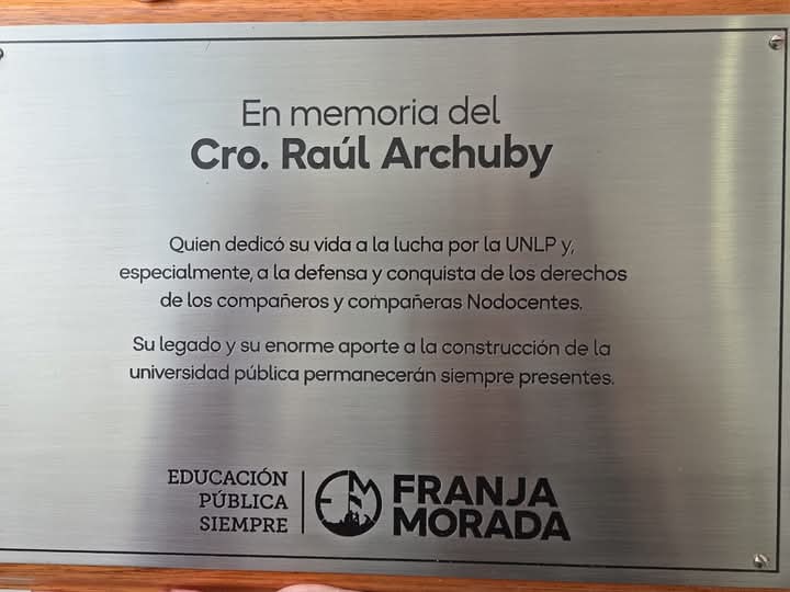 fmpsicounlp's tweet photo. En un emotivo acto, junto a su esposa, hijos y comisión directiva de #ATULP, hicimos entrega de una placa en memoria de Raúl Archuby.

Recordaremos siempre su figura y su lucha por la UNLP y por la defensa y conquista de derechos para los compañeros y compañeras Nodocentes. https://t.co/5ddufum0Tk