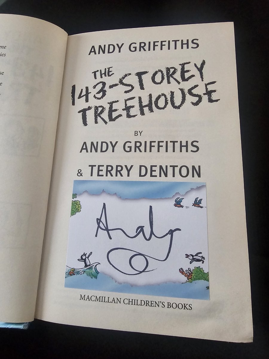Ordered my little man some of the books he loves from Vinted and one of them was signed! He was so excited! 🥰📚