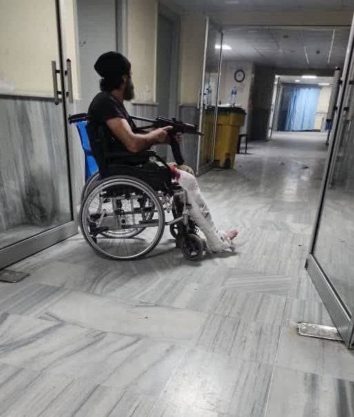 BlackInk92's tweet photo. During their failed military assault, Assad loyalists attacked hospitals and medical staff, executing doctors, nurses, patients, and wounded Syrian police officers. In the photo, a police officer defends the hospital despite being injured.
#Syria https://t.co/acT0zdhP6P