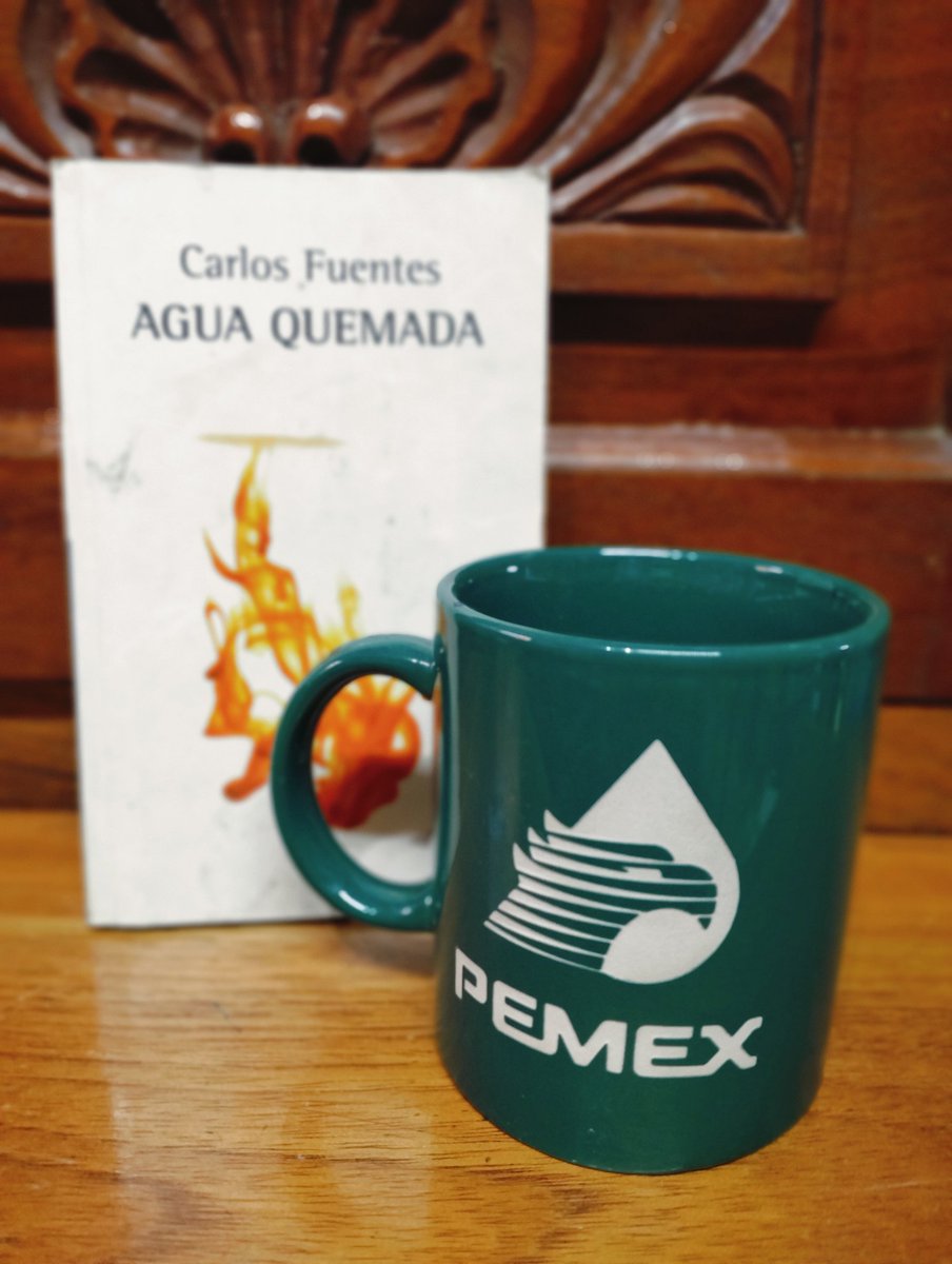 lord_deus's tweet photo. @ChumelTorres el maridaje de café y literatura del día de hoy https://t.co/qImHePSaxp