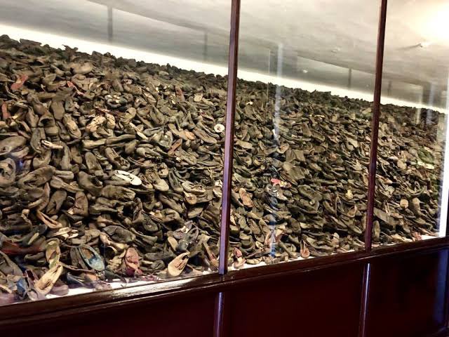 MemesCSociales's tweet photo. Vivimos en una pesadilla. 

Abril de 1945, una pila de zapatos pertenecientes a prisioneros de campo de concentración en Auschwitz

Marzo de 2025, una pila de zapatos pertenecientes a víctimas del crimen organizado en Teuchitlán, Jalisco

Mexico es barbarie y nadie hace nada https://t.co/t7FwpFt29f