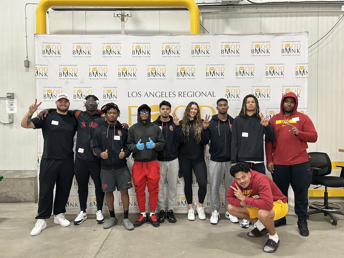 To continue supporting our community as disaster relief efforts from the wildfires continue, <a href="/uscfb/">USC Football ✌️</a> athletes visited @lafoodbank and sorted more than 42,500 pounds of produce during recent NIL engagements 🍏🍊🥔

Read more about these impactful events: houseofvictory.com/blogs/news/tea…