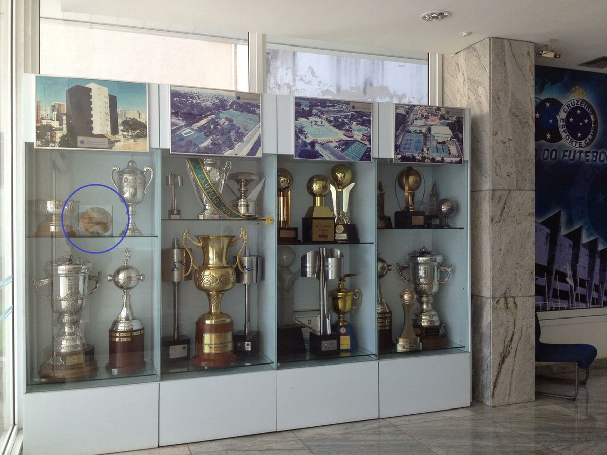 reis1921's tweet photo. um detalhe que acho que ninguém deve ter reparado na imagem é essa bola no colo do raposão. ela realmente está presente na sala de troféus do cruzeiro

mas o que poucos sabem é a capacidade que ela possui de explicar a relação conflituosa que cruzeiro e FMF sempre mantiveram... https://t.co/lnhCdkZa7I