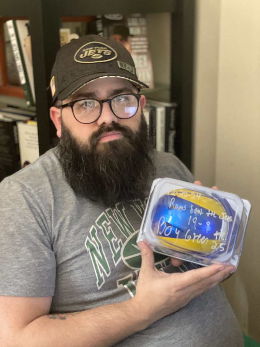 BoyGreen25's tweet photo. A bet is a bet…

The #Jets lost to the #Rams 19-9 in Week 16 of this past season. 

Because of that NYJ L I had to send @SheriffJoeBags of @RamsShowcase a LA signed mini helmet. 

Enjoy this you bastard! See you in 4 years! 🤣

#RamsHouse #JetUp https://t.co/mYTvElvKv4