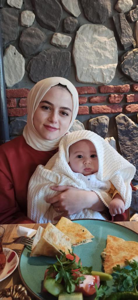 nurgul22's tweet photo. Gelinim Nesibe,  26 Yaşında başarılı bir avukat ve henüz 6 aylık bir anneydi.Tam 8 gün boyunca bebeği kollarında enkaz altında bekledi. Torunum Asude’yi gelinimin kollarından alıp ikisini Yanyana defnettik. Güzeller güzeli gelinim Nesibe,bir kadının bu hayatta yaşayacağı en kötü şeyi yaşadı. Onları hayattan koparanlar 2 yıldır firari, ve yakalanmayacaklarına o kadar eminler ki hiç çekinmeden şirketlerine gidip işlerini hallediyorlar. Kadınlar günün kutlu olsun,güzel anne; adaletiniz sağlanıncaya kadar mücadele etmeye devam edeceğim.