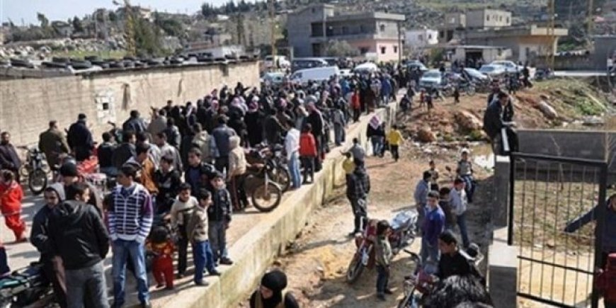 FocusKurdistan's tweet photo. SON DAKİKA

Binlerce Suriyeli katliam korkusuyla Lübnan’a kaçtı

Suriye sahil kesimindeki binlerce yurttaş, katliam korkusuyla Lüban’ın kuzeyine kaçtı. Yerel raporlara göre, onlarca aile de Lazkiye kırsalındaki Himêmim üssüne sığındı. https://t.co/Bh4tc6fFWr