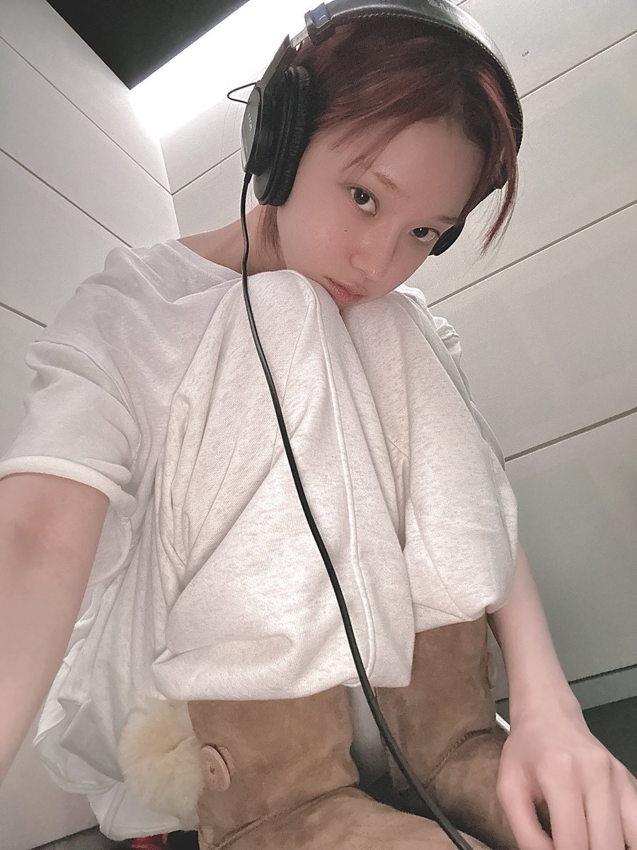 ojjing_eo's tweet image. recording booth minjeong 😍
