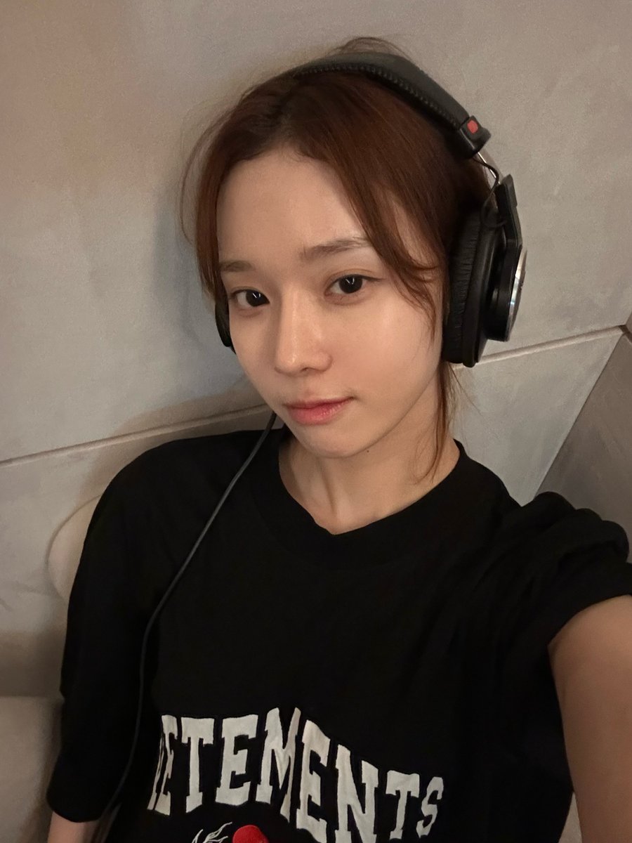 ojjing_eo's tweet image. recording booth minjeong 😍